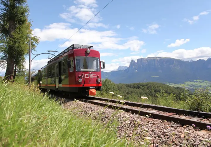 Il trenino del Renon attraversa un paesaggio alpino mozzafiato. Scopri come arrivare per goderti questo viaggio panoramico.