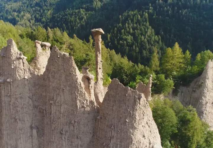 Le piramidi di terra del Val di Cembra, un paesaggio unico da vedere, con rocce scolpite dal tempo e vegetazione rigogliosa.