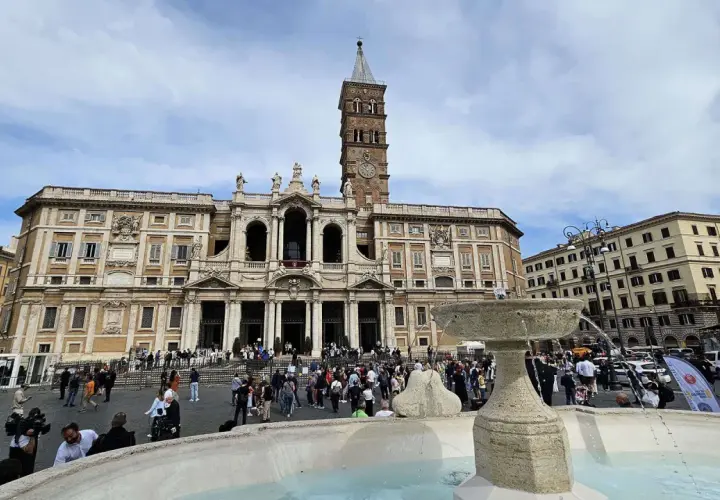 Piazza Santa Maria Maggiore con la fontana in primo piano. Per capire **santa maria alla fontana come arrivare**, guarda la maestosa basilica e la piazza affollata.