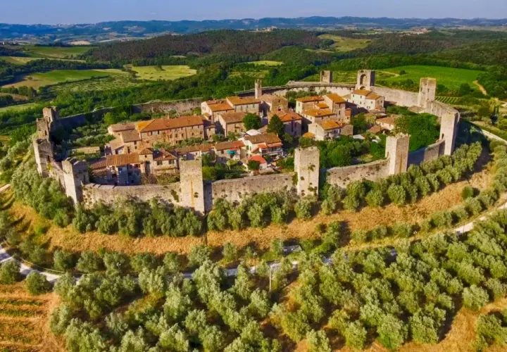 Un antico borgo fortificato domina la collina, circondato da uliveti e vigneti. Un gioiello tra i borghi toscana, immerso nel verde.