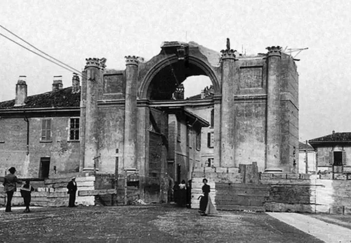 Antica Porta Vercellina a Milano, con persone che passeggiano e edifici circostanti.