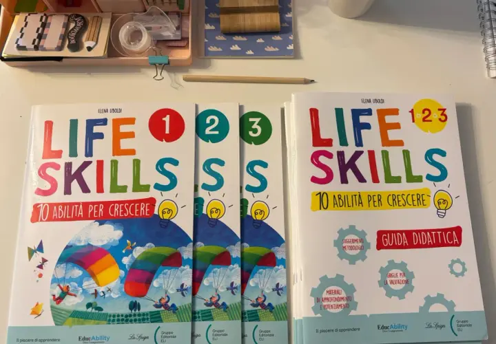 Libri "Life Skills" per la scuola, con illustrazioni colorate e indicazioni per la crescita.