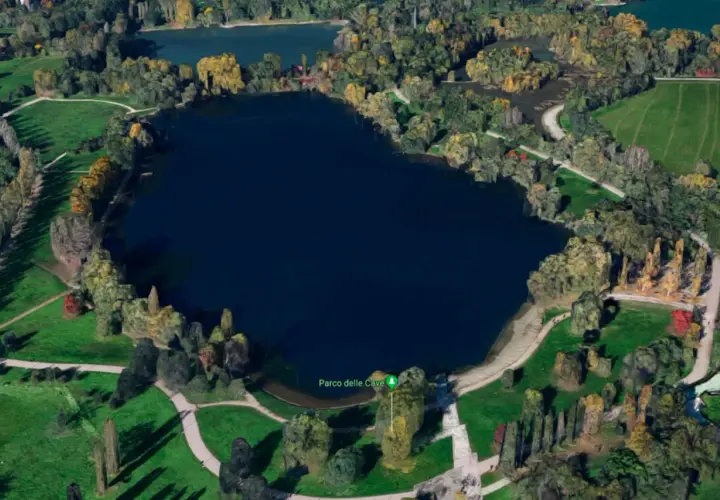 Vista aerea del Parco delle Cave con laghi, alberi autunnali e sentieri verdi.
