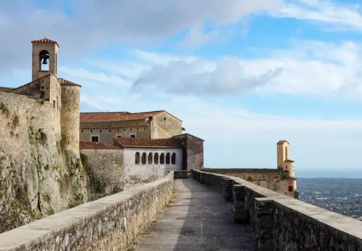 Antico borgo arroccato su una collina, con un campanile e un panorama mozzafiato. C'è **massa cosa vedere** in questo luogo storico.