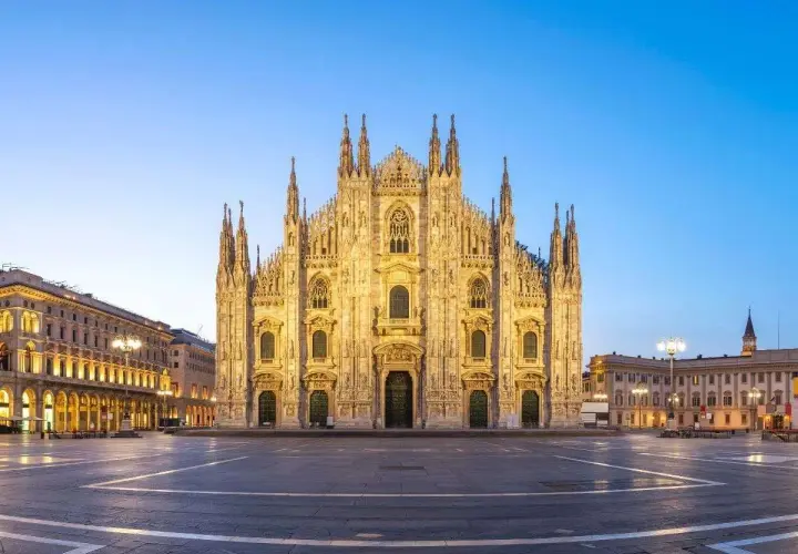 Il Duomo di Milano spiegato ai bambini: una cattedrale gotica con tante guglie, come un castello di fiaba, che domina la piazza.