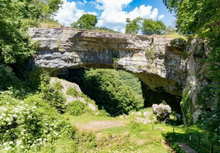 Il ponte di Veja, un arco naturale imponente, si staglia tra la vegetazione lussureggiante.
