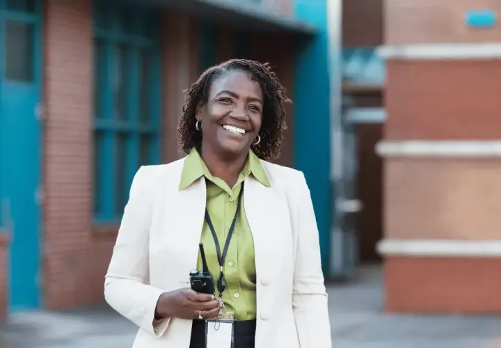 Donna sorridente con un walkie-talkie, pronta per il suo lavoro. Il suo dsga stipendio è meritato.