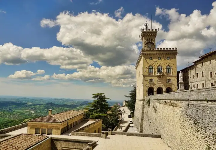 Torre del Campanone e Palazzo Pubblico, un invito a visitare San Marino con vista panoramica mozzafiato sulle colline.