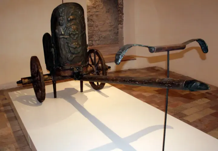 Carro funerario di bronzo, ritrovato a Monteleone di Spoleto, con decorazioni a maschere teatrali.