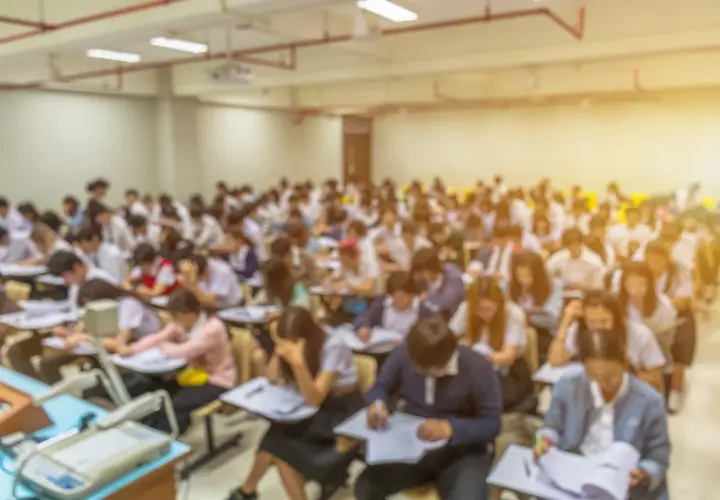 Aula universitaria affollata, studenti concentrati sugli esami. Il sfp significato università è la chiave per il loro futuro.