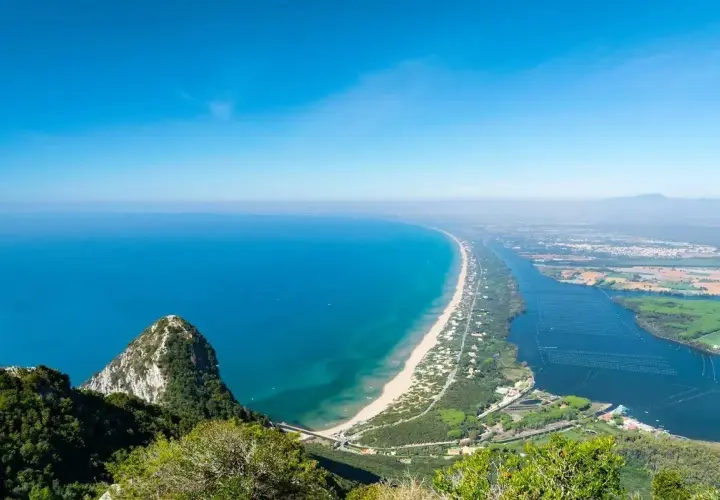 Vista aerea del promontorio del Circeo, dove si trova questo splendido tratto di costa laziale con mare azzurro, spiaggia dorata e un lago costiero.