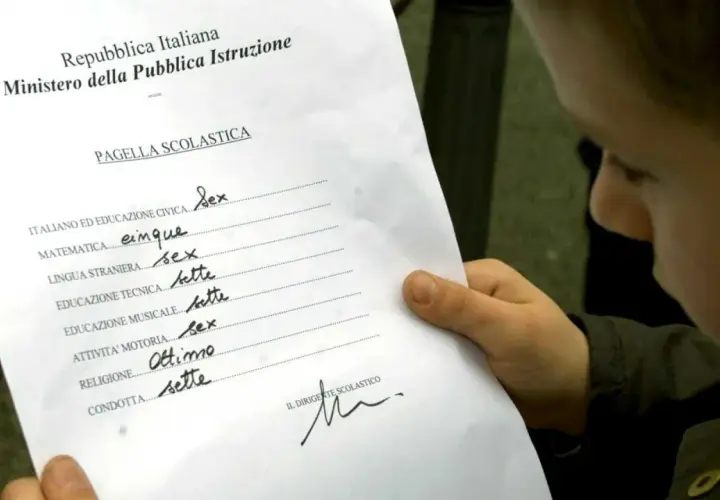 Pagella scolastica con voti. La condotta è "sette", un voto che fa riflettere.