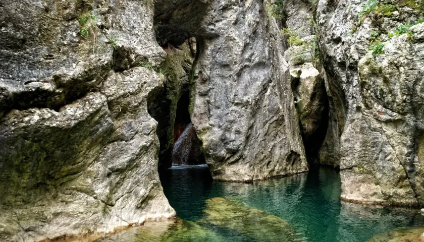 Gola rocciosa con acqua cristallina. Un vero spettacolo naturale, parrano cosa vedere per gli amanti della natura selvaggia.