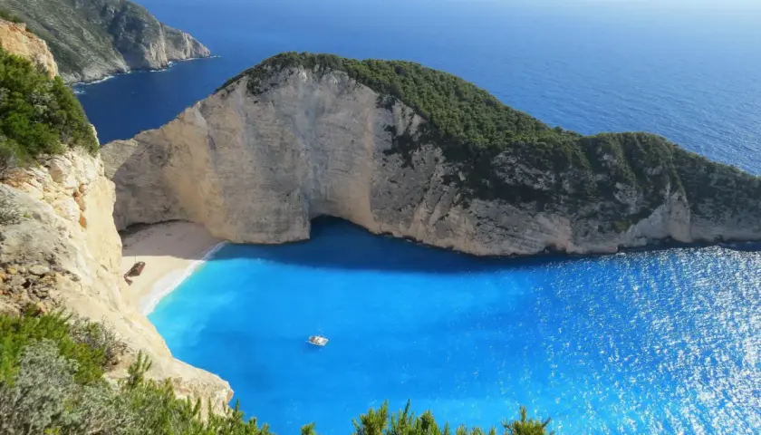 Navagio Beach, Grecia: un luogo perfetto dove andare in vacanza da soli, con acque turchesi e scogliere imponenti.
