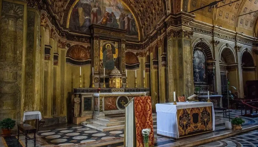 Interno di Santa Maria presso San Satiro, con altare, affreschi e colonne dorate.