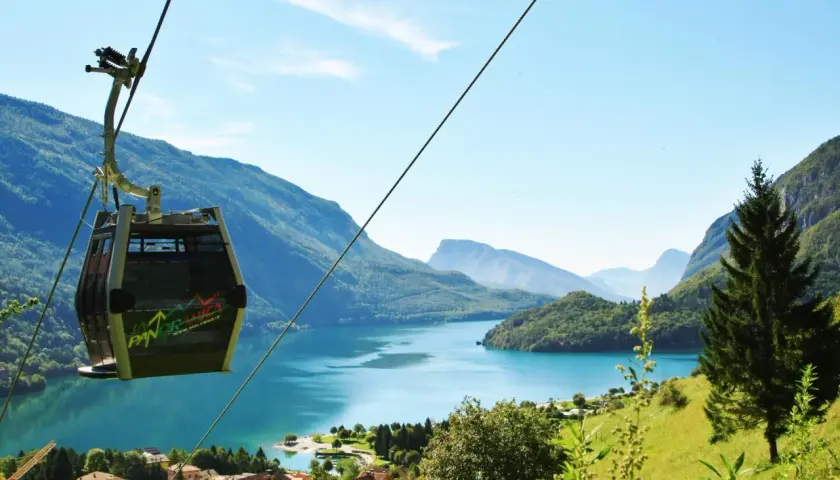 Funivia panoramica su Molveno, con il lago turchese e le montagne. Perfetto per esplorare i sentieri facili.