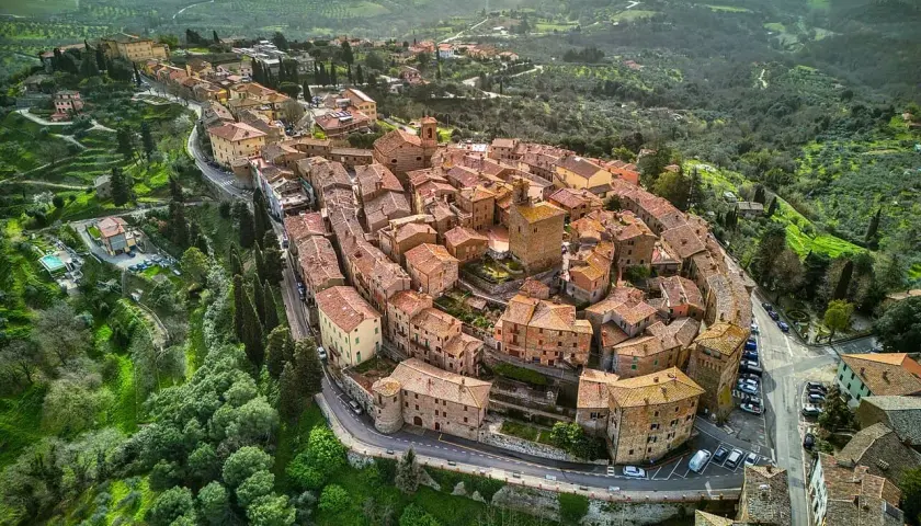 Panicale, borgo medievale in Umbria, si estende su una collina tra uliveti e vigneti.