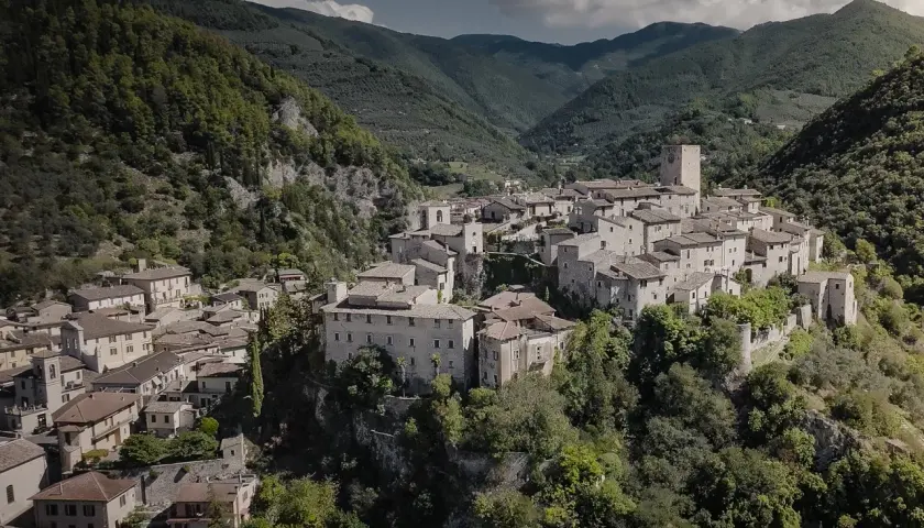 Borgo medievale di Arrone, Terni, incastonato tra verdi colline. Case in pietra e un'antica torre dominano il paesaggio.