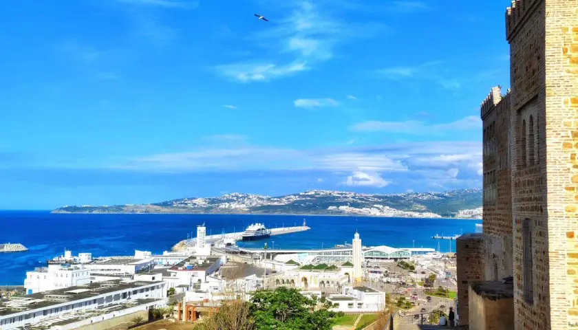 Vista panoramica di Tangeri: il porto, il mare blu e un'antica fortezza. Un luogo ricco di storia e cose da vedere.
