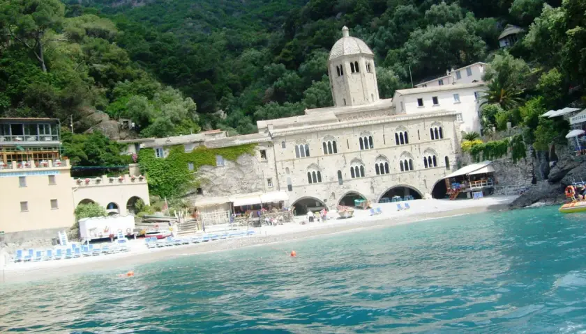 Abbazia di San Fruttuoso, Portofino: un gioiello incastonato tra mare e montagna, con la sua spiaggia e il mare cristallino.
