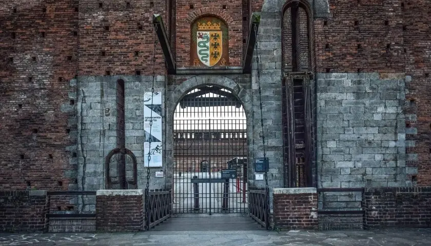 Ingresso principale del Castello Sforzesco con stemma e ponte levatoio.