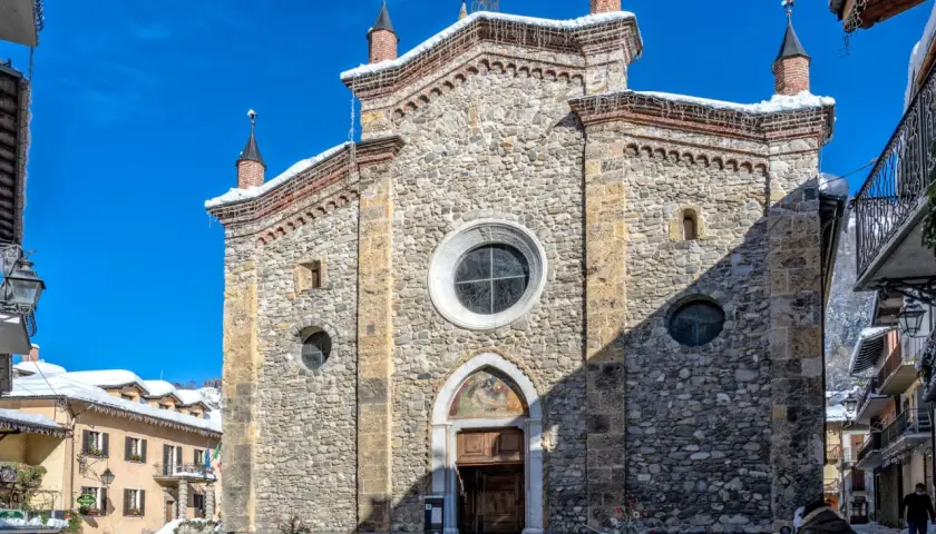 Chiesa in pietra a Limone Piemonte, cosa vedere: un borgo innevato con architettura alpina e un'atmosfera incantevole.