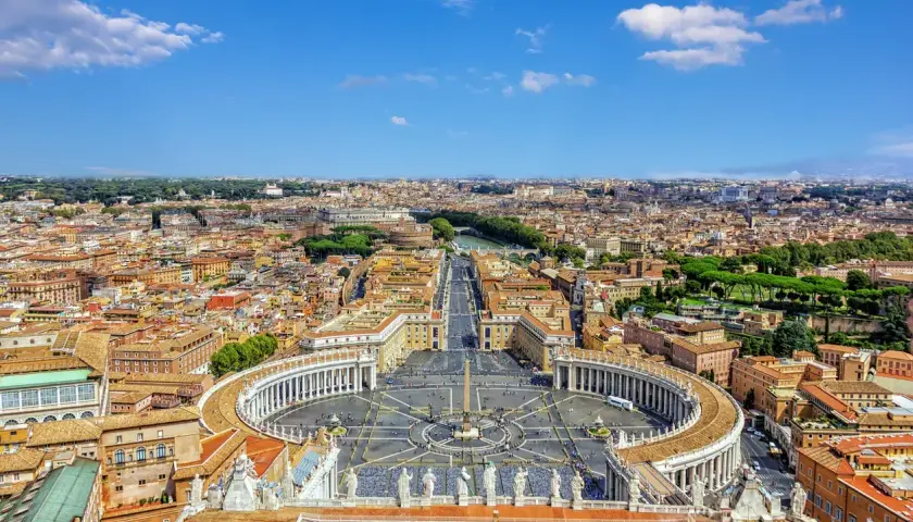 Vista aerea di Piazza San Pietro e della città di Roma, un luogo perfetto per un giro delle 7 chiese.