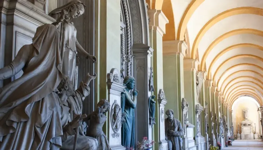 Sculture e archi definiscono questo cimitero monumentale. Un'elegante galleria coperta ospita monumenti funerari e statue.