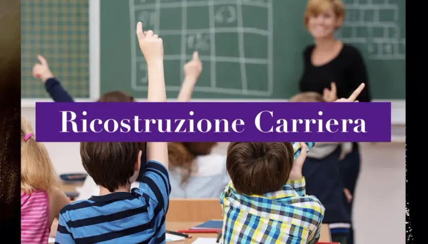 Aula con bambini che alzano la mano, insegnante sorridente. Testo: Ricostruzione Carriera Docenti.