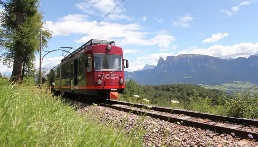 Il trenino del Renon attraversa un paesaggio alpino mozzafiato. Scopri come arrivare per goderti questo viaggio panoramico.