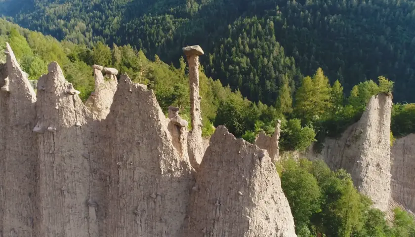 Le piramidi di terra del Val di Cembra, un paesaggio unico da vedere, con rocce scolpite dal tempo e vegetazione rigogliosa.