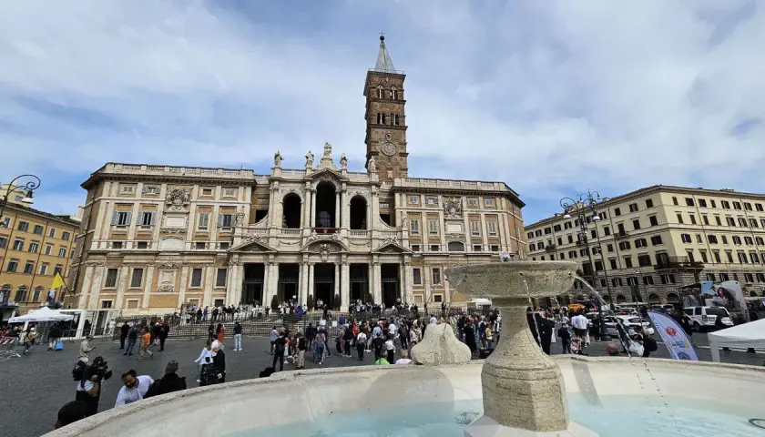 Piazza Santa Maria Maggiore con la fontana in primo piano. Per capire **santa maria alla fontana come arrivare**, guarda la maestosa basilica e la piazza affollata.