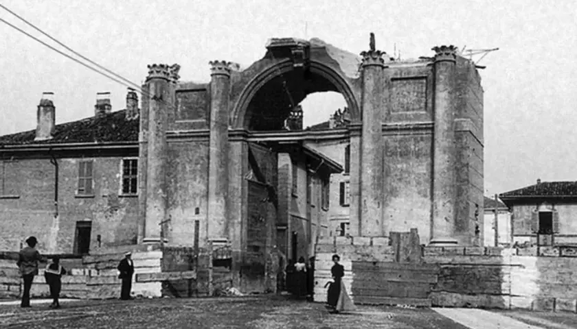 Antica Porta Vercellina a Milano, con persone che passeggiano e edifici circostanti.