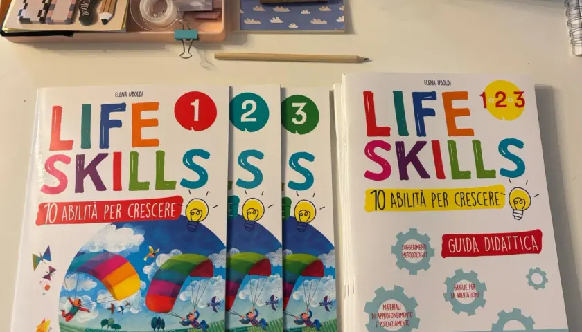 Libri "Life Skills" per la scuola, con illustrazioni colorate e indicazioni per la crescita.