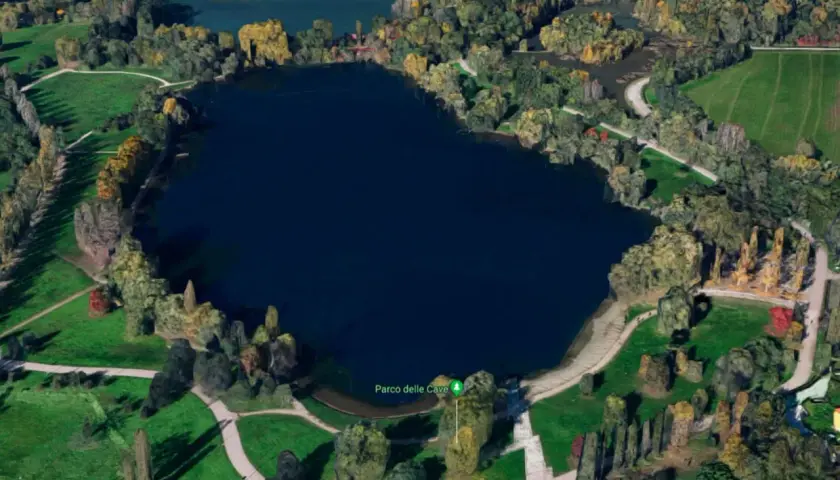 Vista aerea del Parco delle Cave con laghi, alberi autunnali e sentieri verdi.
