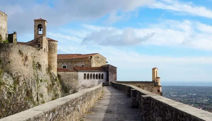 Antico borgo arroccato su una collina, con un campanile e un panorama mozzafiato. C'è **massa cosa vedere** in questo luogo storico.