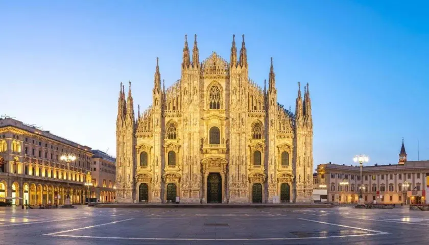 Il Duomo di Milano spiegato ai bambini: una cattedrale gotica con tante guglie, come un castello di fiaba, che domina la piazza.