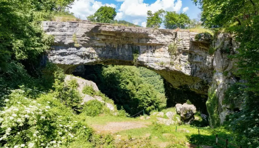 Il ponte di Veja, un arco naturale imponente, si staglia tra la vegetazione lussureggiante.