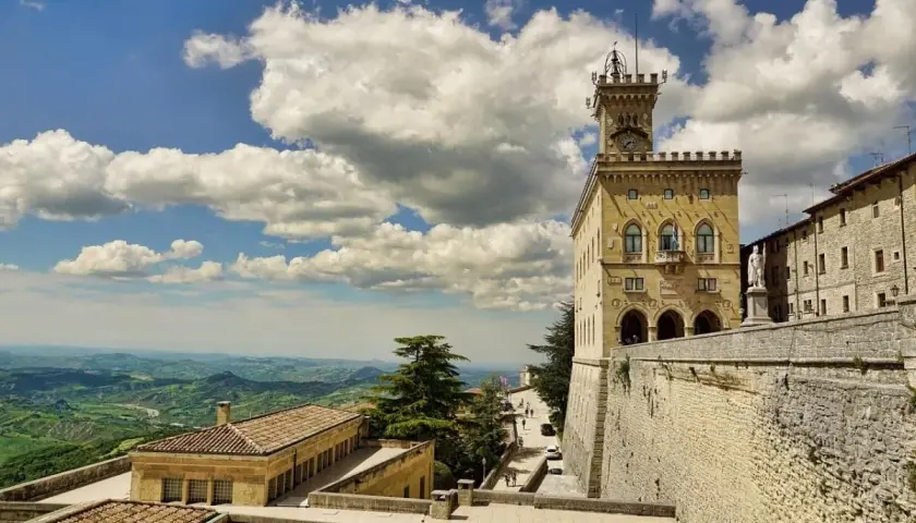 Torre del Campanone e Palazzo Pubblico, un invito a visitare San Marino con vista panoramica mozzafiato sulle colline.