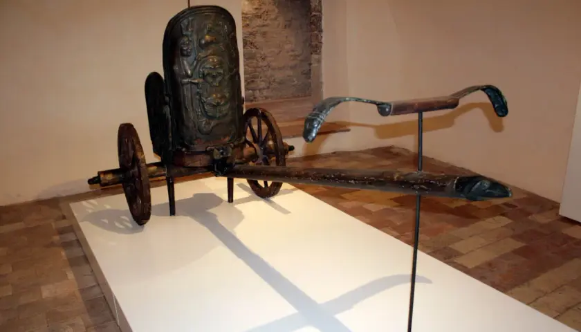 Carro funerario di bronzo, ritrovato a Monteleone di Spoleto, con decorazioni a maschere teatrali.