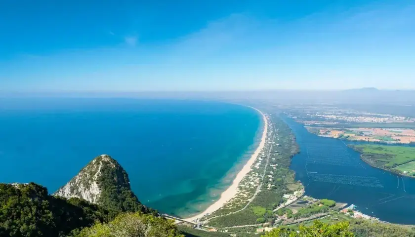 Vista aerea del promontorio del Circeo, dove si trova questo splendido tratto di costa laziale con mare azzurro, spiaggia dorata e un lago costiero.