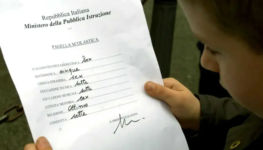 Pagella scolastica con voti. La condotta è "sette", un voto che fa riflettere.