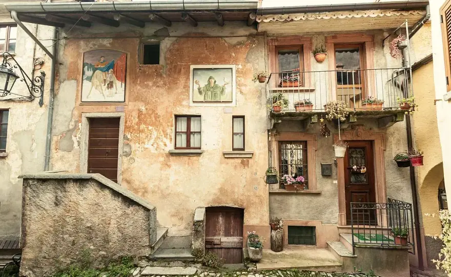 Arcumeggia, il borgo dipinto da scoprire a piedi