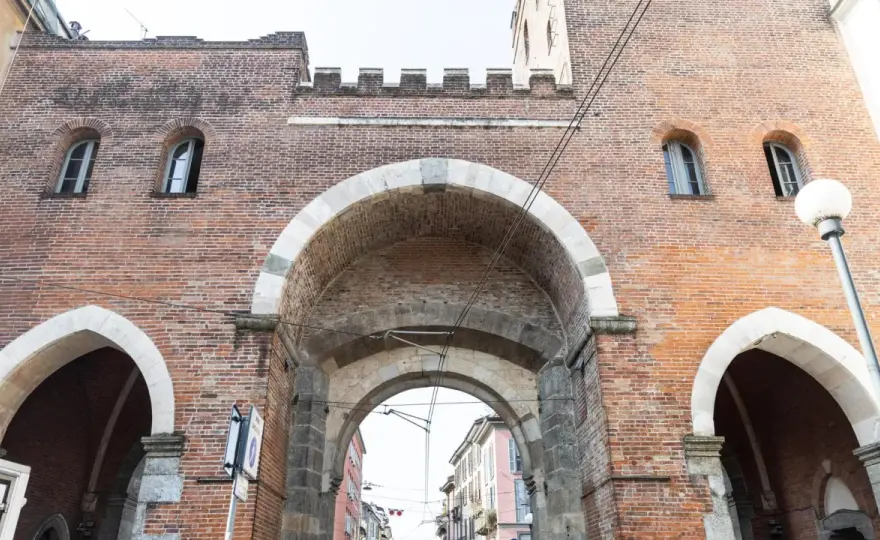 Porta Ticinese a Milano - storia e itinerario tra due monumenti