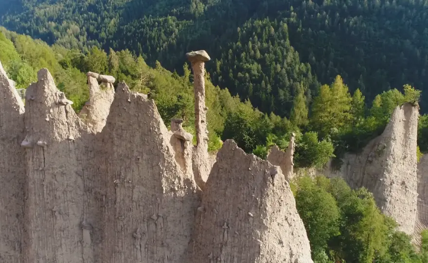 Val di Cembra, cosa vedere tra piramidi, laghi e vigneti