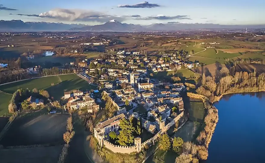 Castellaro Lagusello tra borgo, lago e riserva naturale
