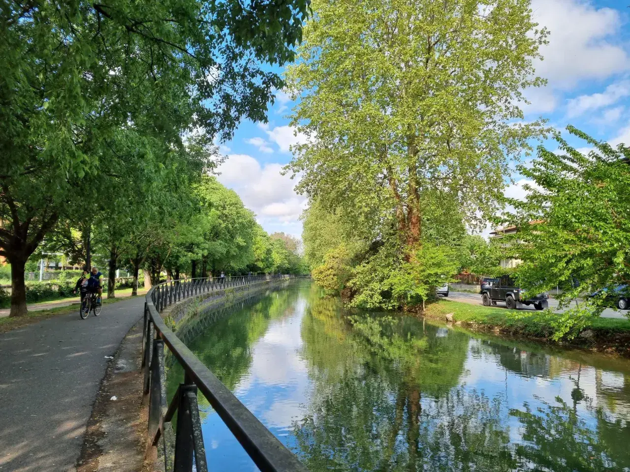 Passeggiata lungo il naviglio, un'oasi verde per scoprire cosa vedere a Sesto San Giovanni. Ideale per bici e relax.