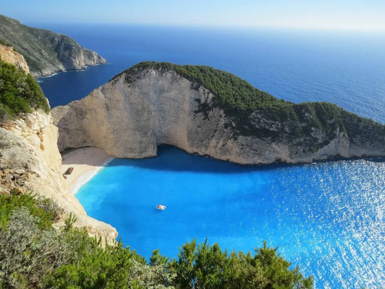 Navagio Beach, Grecia: un luogo perfetto dove andare in vacanza da soli, con acque turchesi e scogliere imponenti.