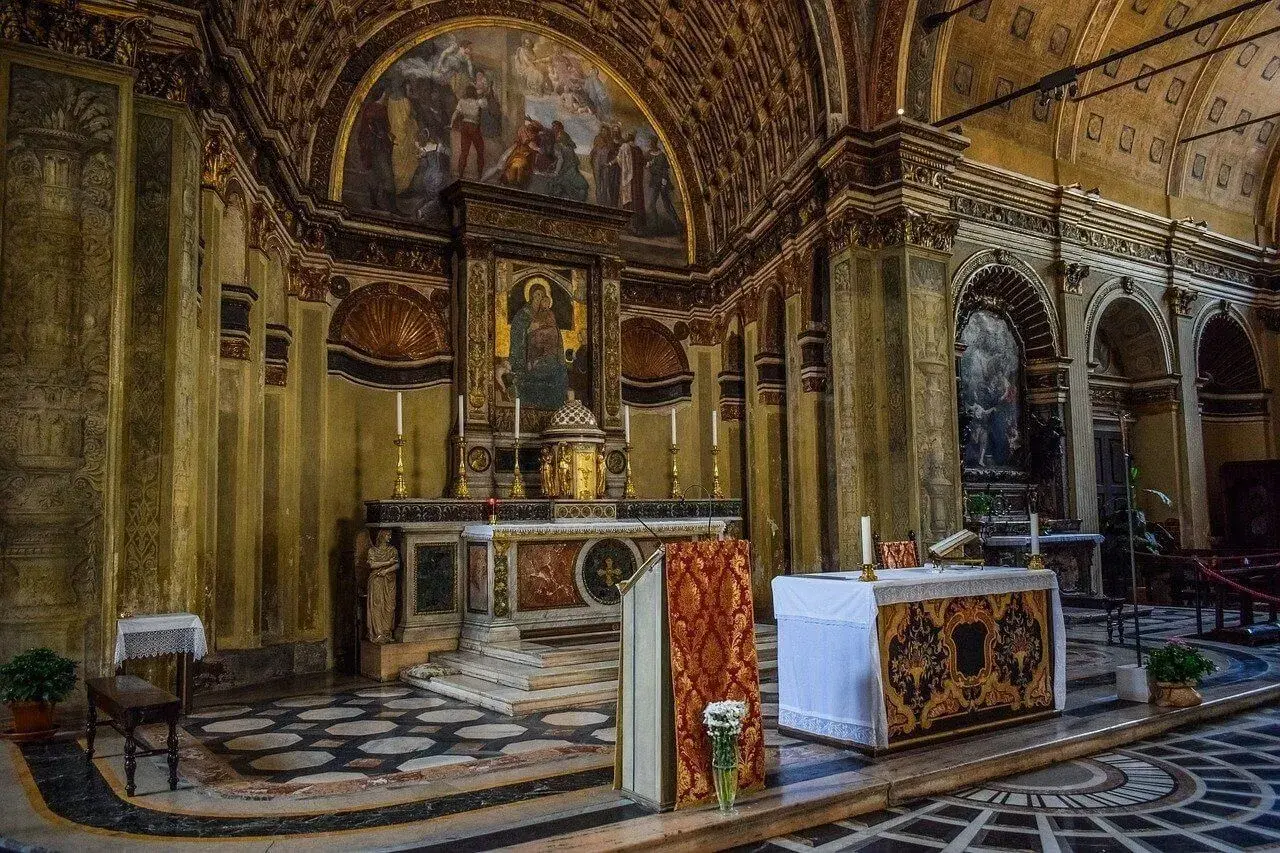 Interno di Santa Maria presso San Satiro, con altare, affreschi e colonne dorate.