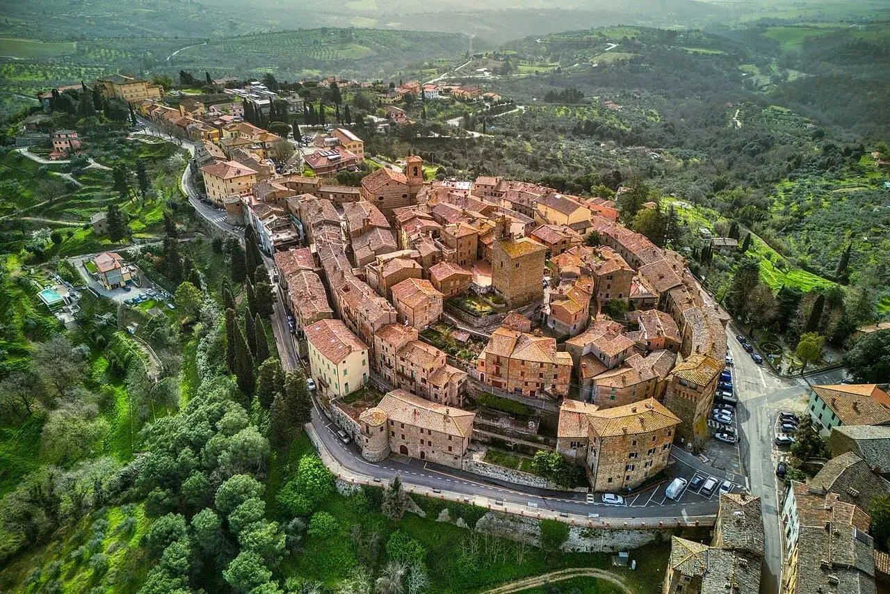 Panicale, borgo medievale in Umbria, si estende su una collina tra uliveti e vigneti.